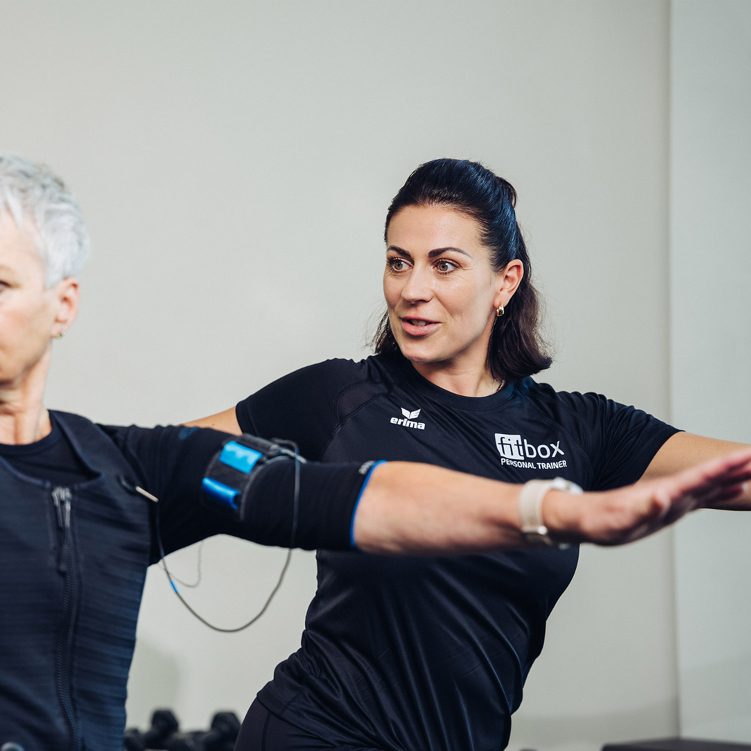 persönliche Betreuung beim EMS-Training durch fitbox Franchise-Trainerin persönliche Betreuung beim EMS-Training durch fitbox Franchise-Trainerin