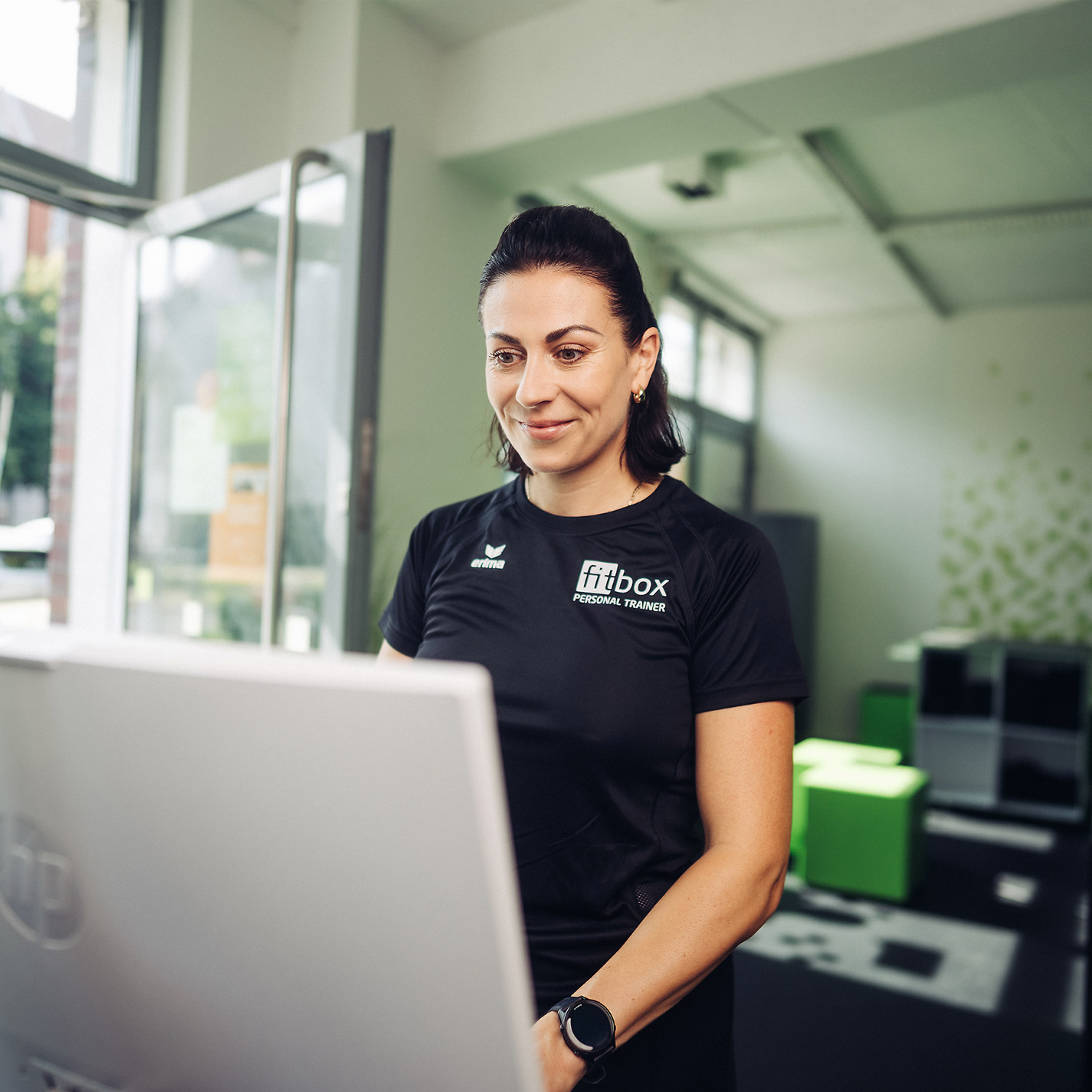 fitbox Trainerin arbeitet digital im Studio und zeigt moderne Franchiseprozesse fitbox Trainerin arbeitet digital im Studio und zeigt moderne Franchiseprozesse
